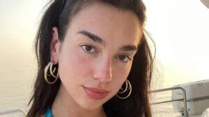 Dua Lipa publishes selfie from the bathroom, but forgets the ...